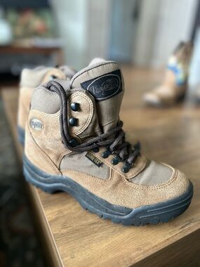 Vasque Tan and Black Waterproof cute Hiking Boot GORE-TEX 7 women’s